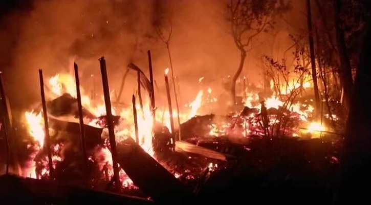 পুড়েছে ৭২ ঘর, পরনের কাপড় ছাড়া কিছুই নেই ৩১ পরিবারের মানুষের